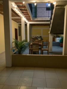 a dining room and living room with a table and chairs at LA DOLCE VITA FRANCOPHONE in Estelí