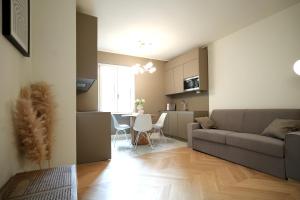 un soggiorno con divano e tavolo di Luxury apartment - KUKI STAY Ponte Vecchio a Firenze