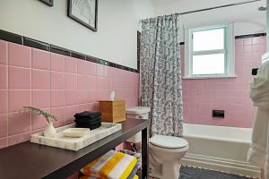 Ένα μπάνιο στο Steps to Beach & Downtown! Cozy Beach Bungalow #4