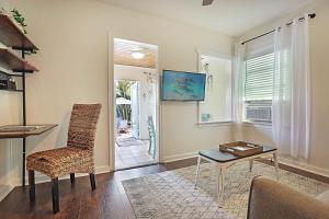 Μια τηλεόραση ή/και κέντρο ψυχαγωγίας στο Steps to Beach & Downtown! Cozy Beach Bungalow #4