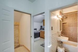 un piccolo bagno con lavandino e cucina di Convenient Logan Apartment - 1 Block to Town! a Logan