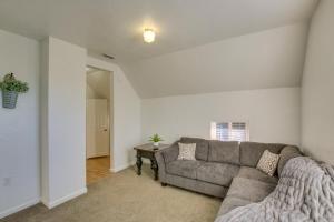 Area soggiorno di Convenient Logan Apartment - 1 Block to Town!