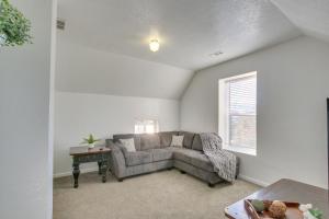 Area soggiorno di Convenient Logan Apartment - 1 Block to Town!