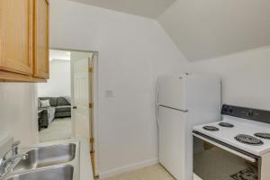 Cucina o angolo cottura di Convenient Logan Apartment - 1 Block to Town!