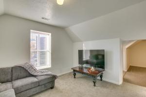 TV o dispositivi per l'intrattenimento presso Convenient Logan Apartment - 1 Block to Town!