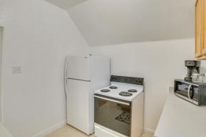 Cucina o angolo cottura di Convenient Logan Apartment - 1 Block to Town!