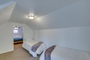 Letto o letti in una camera di Convenient Logan Apartment - 1 Block to Town!