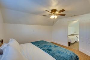 Letto o letti in una camera di Convenient Logan Apartment - 1 Block to Town!