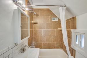 Bagno di Convenient Logan Apartment - 1 Block to Town!
