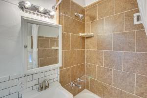 Bagno di Convenient Logan Apartment - 1 Block to Town!