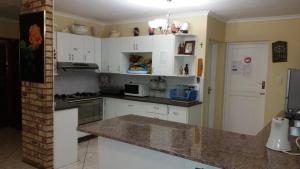 Η κουζίνα ή μικρή κουζίνα στο Ebenezer Guesthouse Bluewater Bay