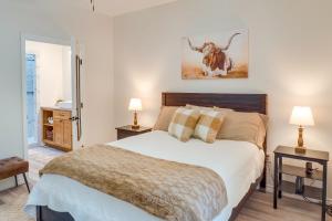 een slaapkamer met een bed en 2 tafels met lampen bij Lake Sam Rayburn Home Resort Access, Near Fishing in Brookeland