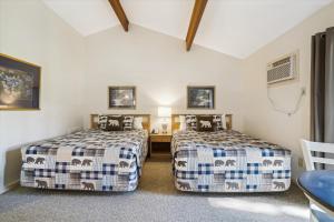 Gallery image of Cedarbrook Two Queen Bed Standard Hotel Room with outdoor heated pool 104 in Killington