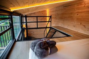 Zimmer mit Balkon und einem Paar Croissants in der Unterkunft Ecohotel Monte Tierra Habitaciones y Glamping in Filandia