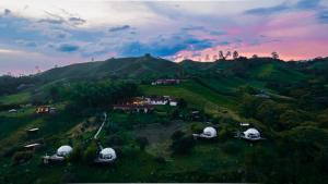 an aerial view of a house on a hill at Ecohotel Monte Tierra Habitaciones y Glamping in Filandia