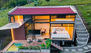 Casa pequeña con cama y piscina en Ecohotel Monte Tierra Habitaciones y Glamping en Filandia