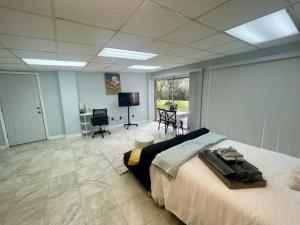 Un dormitorio con una cama y un televisor de pantalla plana. en 1BR 1BA in Tallahassee Midtown close to FAMU, FSU and TMH, en Tallahassee