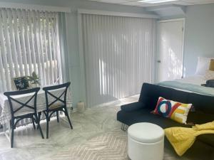 Una sala de estar con un sofá, una mesa y una cama. en 1BR 1BA in Tallahassee Midtown close to FAMU, FSU and TMH, en Tallahassee