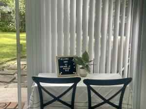 una mesa con dos sillas y un cartel encima en 1BR 1BA in Tallahassee Midtown close to FAMU, FSU and TMH, en Tallahassee