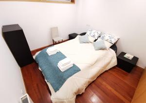 Un dormitorio con una cama grande con almohadas. en Loft station en Guimarães