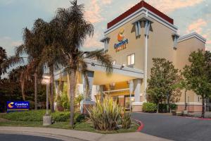 a hotel with a sign on the front of it at Comfort Suites Vacaville-Napa Valley Area in Vacaville