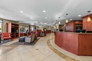 a lobby of a hospital with a bar and chairs at Comfort Suites Vacaville-Napa Valley Area in Vacaville