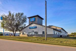 un edificio con un cartel en el costado en Motel 6 Stuart, Ia, en Stuart