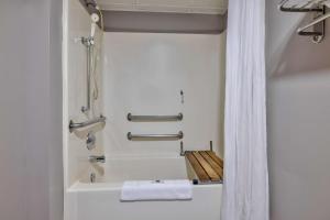Koupelna v ubytování Motel 6 Stuart, IA + 18 fotografií