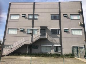 un edificio de apartamentos con escaleras en el lateral en Morada Pomerode 2 en Pomerode