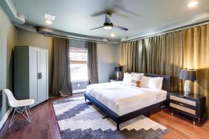 เตียงในห้องที่ Vibrant Austin Vacation Home with Furnished Patio