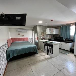 a small bedroom with a bed and a kitchen at STUDIO 204 | WIFI 600MB | RESIDENCIAL JC, um lugar para ficar. in Belém