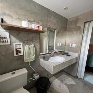 łazienka z umywalką i toaletą w obiekcie STUDIO 204 | WIFI 600MB | RESIDENCIAL JC, um lugar para ficar. w mieście Belém