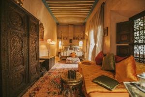 ein Wohnzimmer mit Sofa und ein Schlafzimmer in der Unterkunft Riad Samsara in Marrakesch