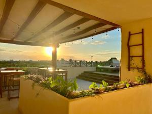 balcón con vistas a la puesta de sol en Sunsteps suite pyramids, en Isla Holbox
