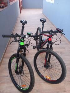dwa rowery zaparkowane obok siebie na podłodze w obiekcie Nifa House w Espargos