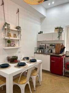 uma cozinha com uma mesa branca e cadeiras em Gennarino Apartments - Panorama Suite with balcony and Urban Loft em Nápoles