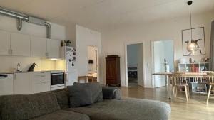 uma sala de estar com um sofá e uma cozinha em ApartmentInCopenhagen Apartment 1573 em Copenhague