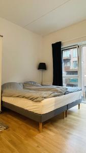 uma cama grande num quarto com uma janela em ApartmentInCopenhagen Apartment 1573 em Copenhaga