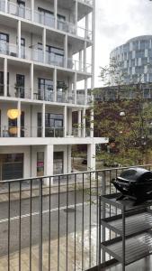 uma vista para um edifício a partir de uma varanda em ApartmentInCopenhagen Apartment 1573 em Copenhague