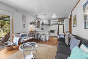 un salon avec un canapé et une cuisine dans l'établissement Barca View Cottage, à Apollo Bay 9 autres photos