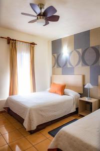 En eller flere senge i et værelse på Hotel Estefania