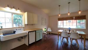 cocina con fregadero y mesa con sillas en River Views 2 Homes Sleeps 14 Swim Spa, en Rogue River