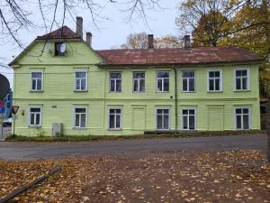 een groen huis aan de kant van een straat bij Dante? No, it's Dunte! in Rīga