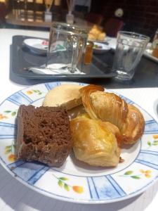 un plato de pan y bollería en una mesa en SPACIO HABITACION APART Baño Privado Estar con microondas y frigobar en Mendoza