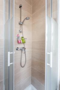 een badkamer met een douche en een glazen deur bij Charmant & Cosy 2 pièces La Defense-Champs Elysees in Puteaux