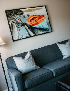sala de estar con sofá y una foto en la pared en Page's Inn on Silva Bay en Gabriola