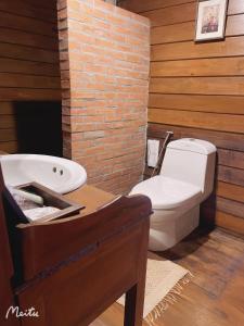ein Badezimmer mit einem weißen WC und einem Waschbecken in der Unterkunft Lantana House in Ban Pa Muang
