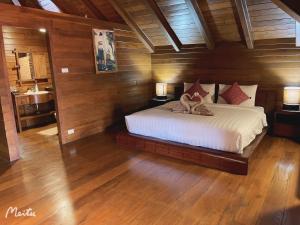 Ban Pa MuangにあるStay At Lantana Mae Rimのベッドのある寝室と洗面台のある浴室