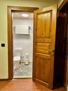 uma porta aberta para uma casa de banho com WC em Melkan Otel Guest House em Istambul