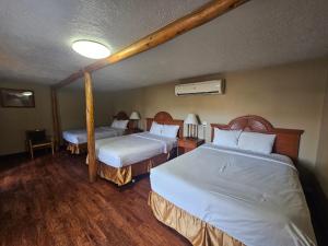 Postel nebo postele na pokoji v ubytování Redrock Country Inn